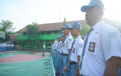 Di Balik Kibaran Sang Merah Putih, Tumbuh Semangat dan Harapan Generasi Muda SMKN 2 Demak
