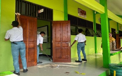 Bersama Menjaga Kebersihan Lingkungan Sekolah, Murid SMKN 2 Demak Ciptakan Kelas yang Nyaman dan Sehat